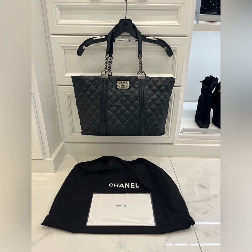 NWT Chanel Gentle Boy Large Shopping Tote >30 cm, 94305, black quilted Lambskin